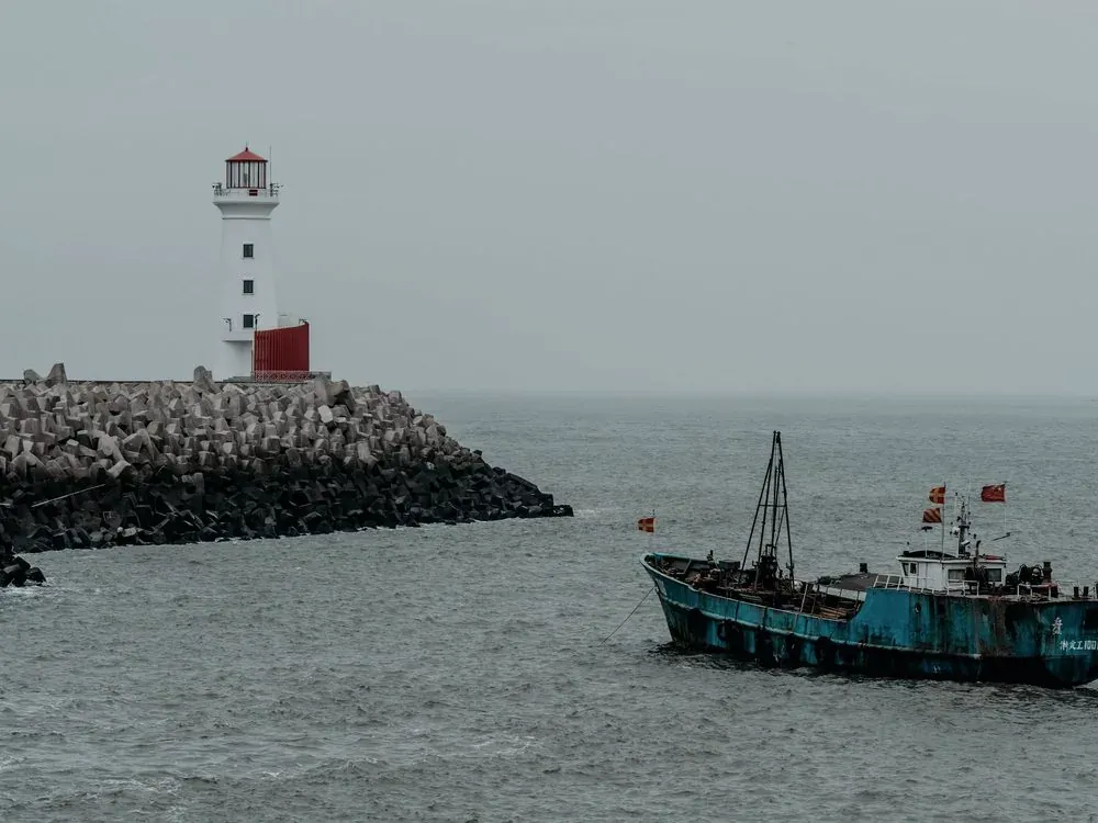 Barco de pesca profesional en alta mar