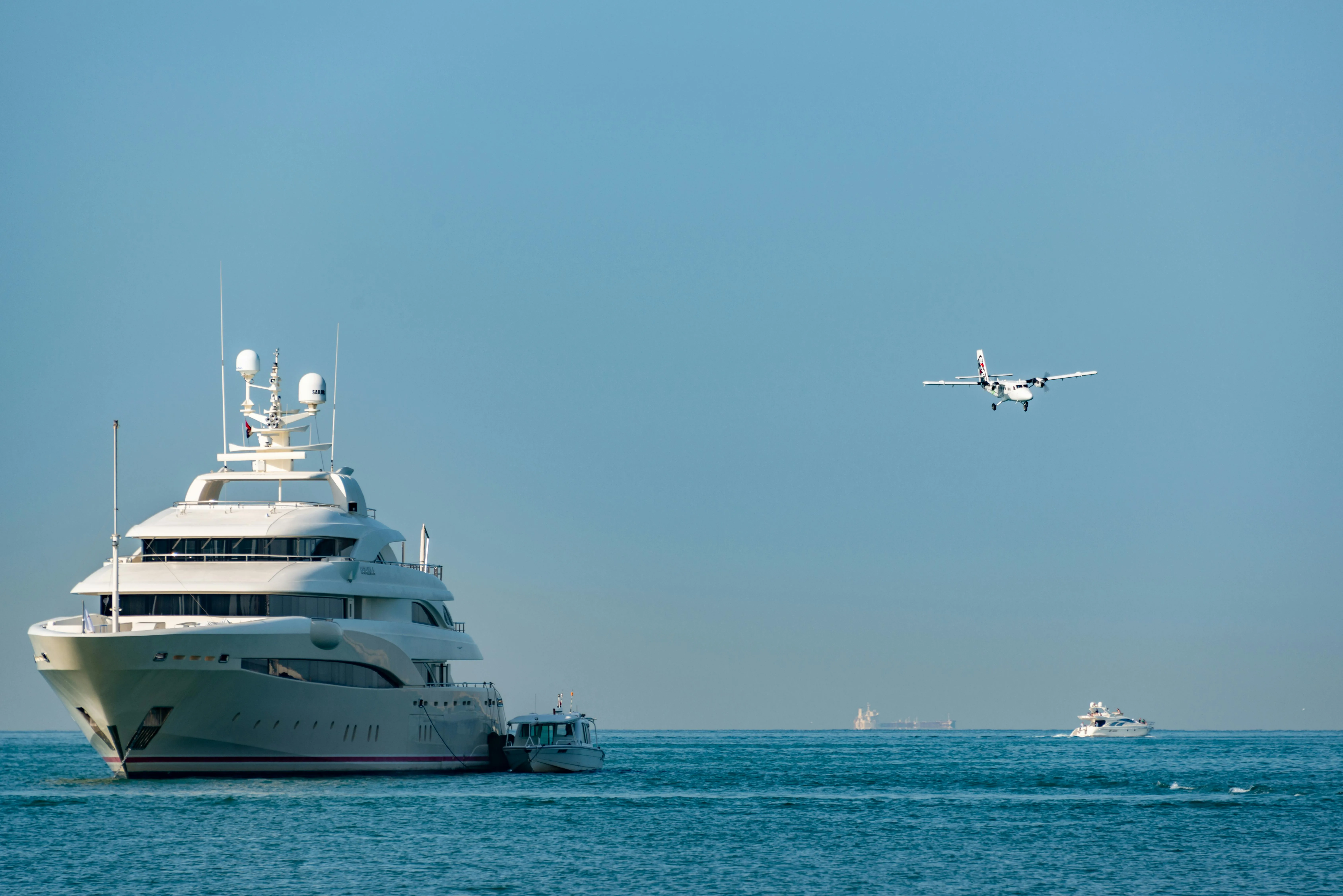 Superyate de lujo navegando