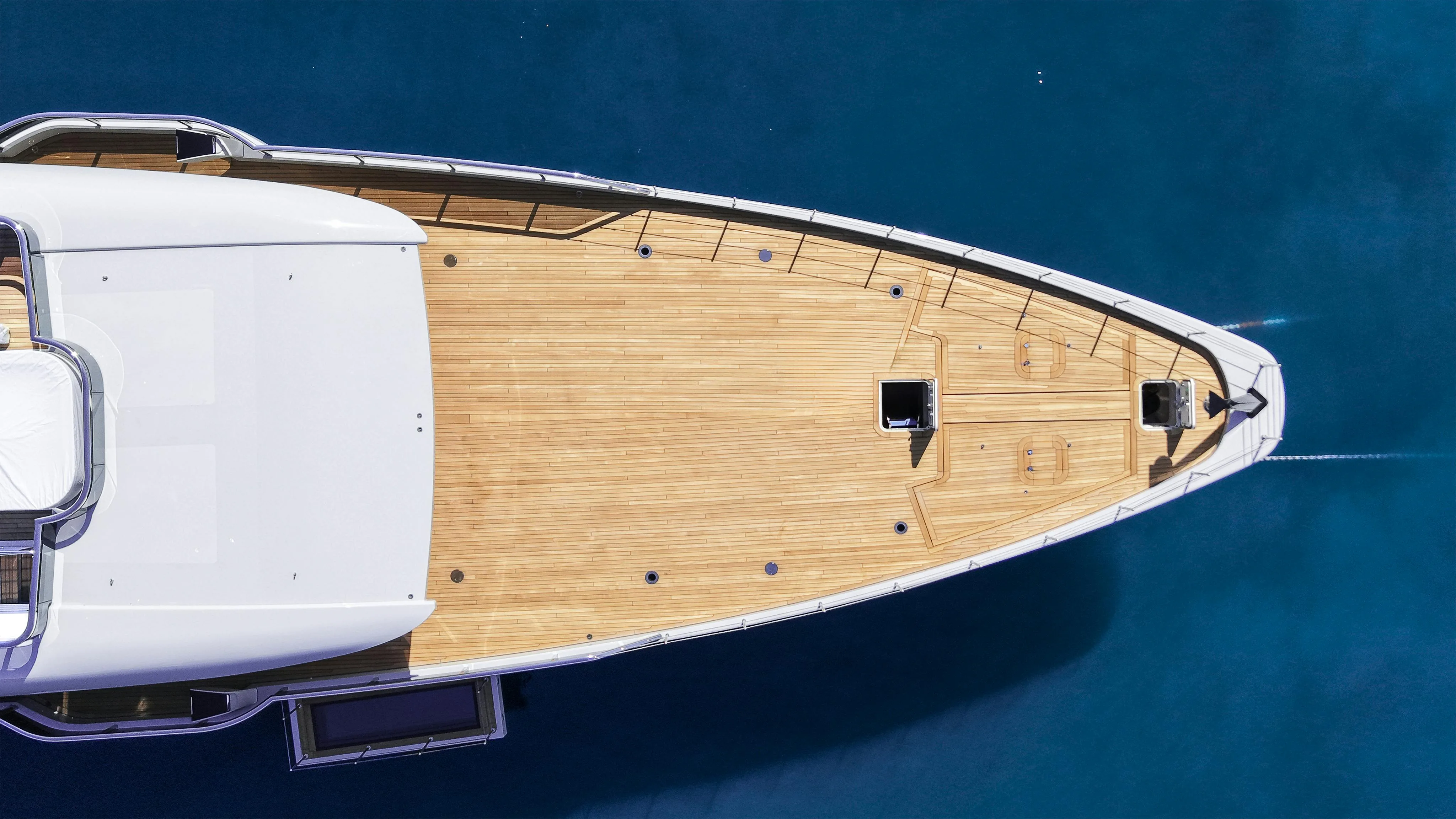 Velero navegando en mar abierto